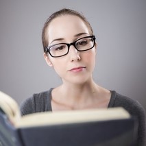 Kobieta czytająca książkę