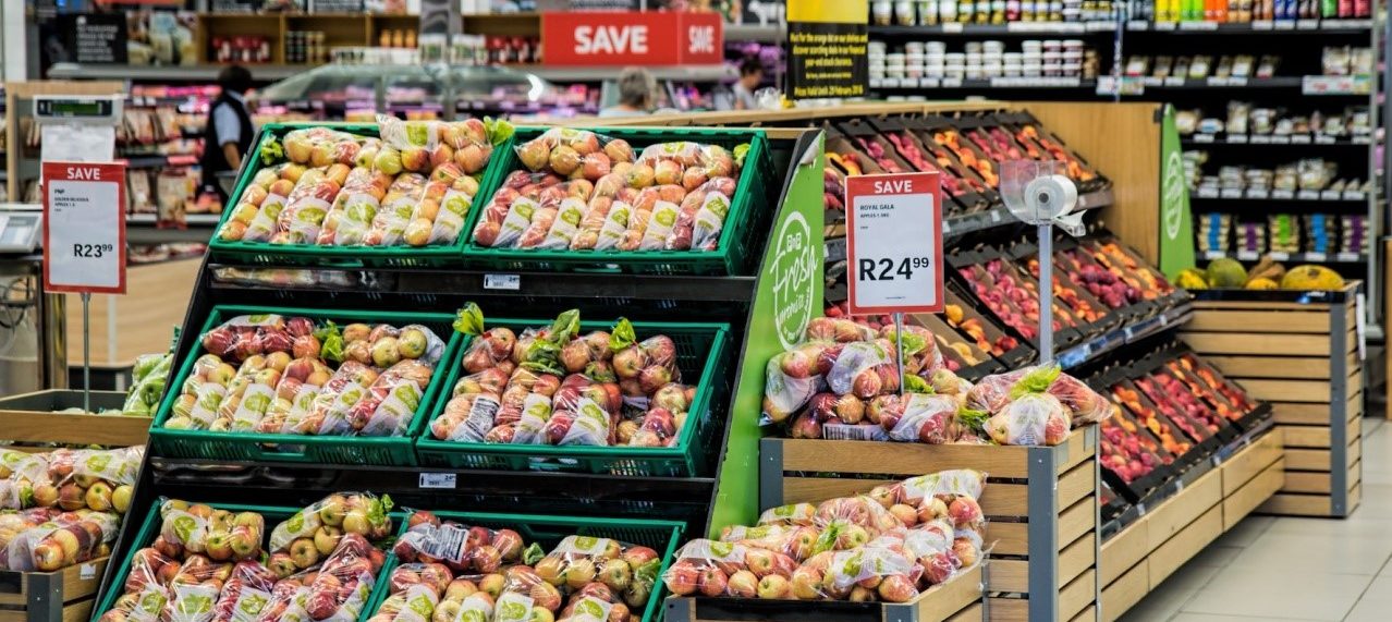 Warzywa i owoce w sklepie - widok supermarketu