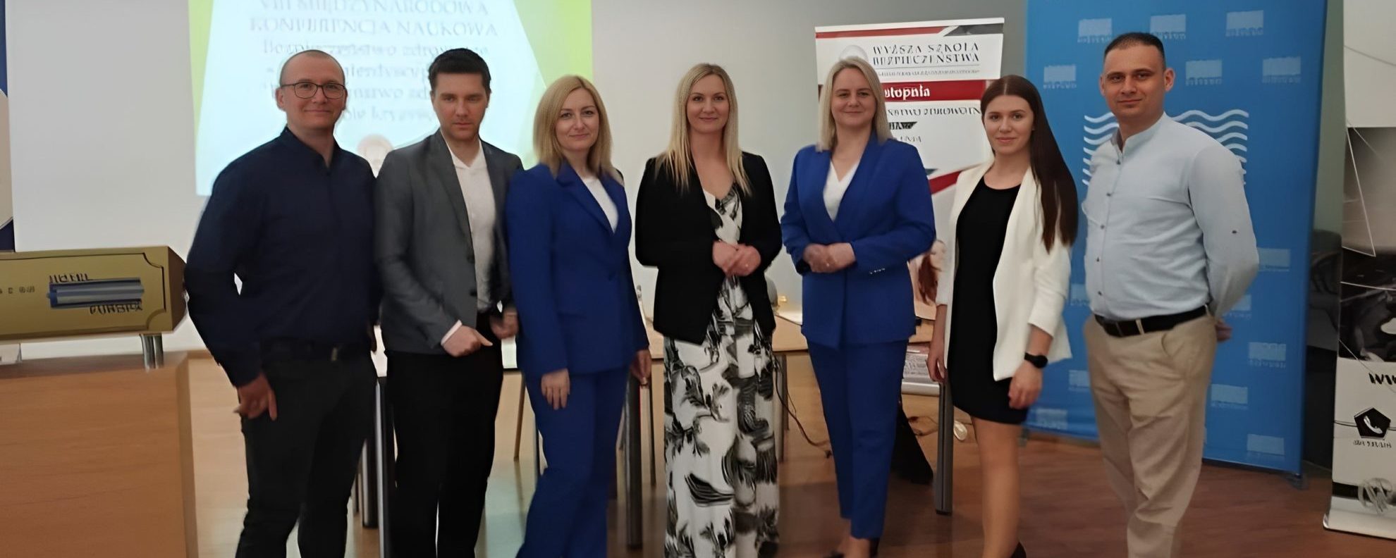 Organizatorzy i uczestnicy Konferencji „Bezpieczeństwo zdrowotne w dobie kryzysów” w Giżycku