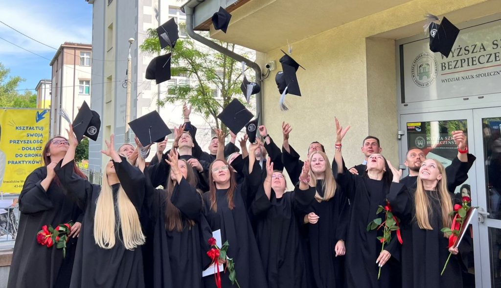 Absolutorium w Wydziale Nauk Społecznych w Jaworznie - studenci rzucają biretami
