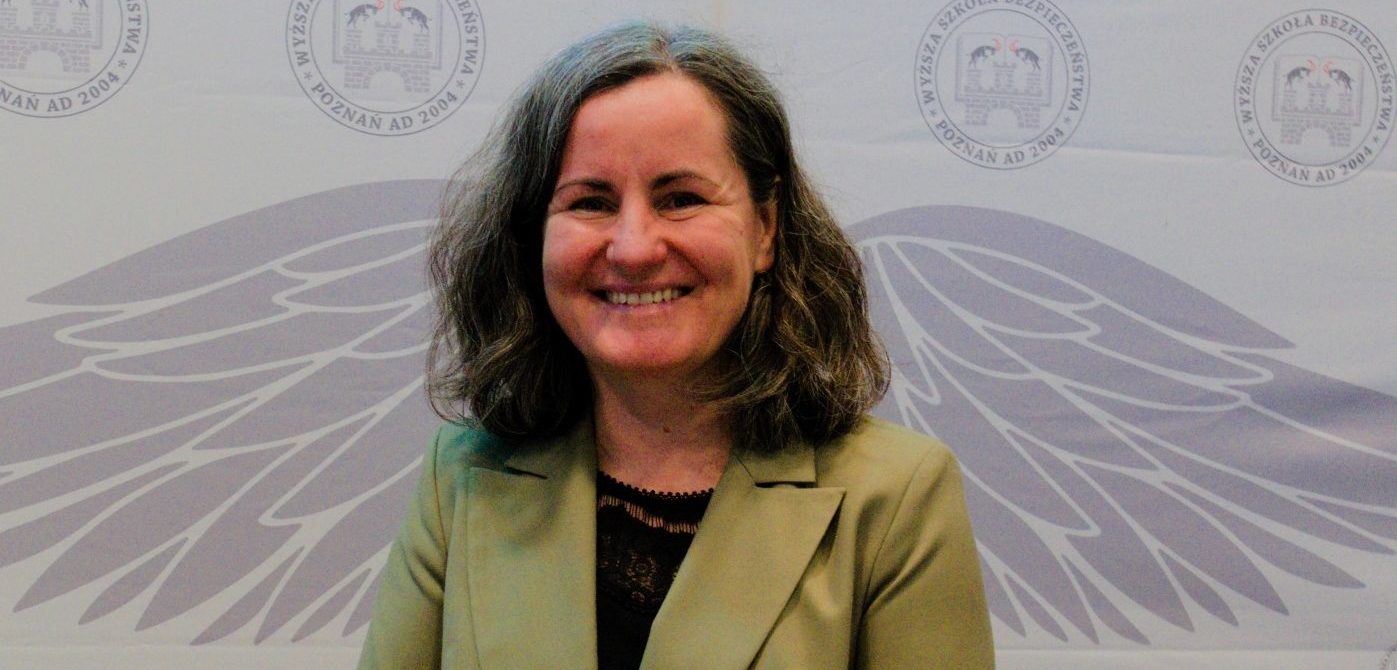 Dr Helena Marek stoi na tle baneru WSB