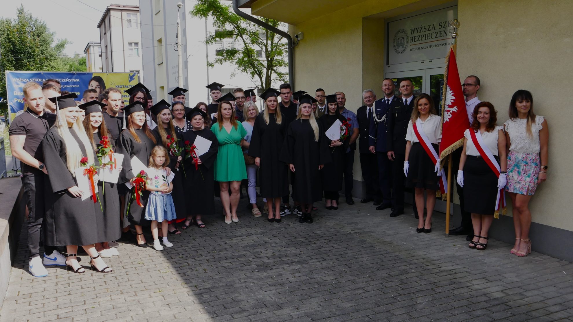 Studenci i goście przed wydziałem uczelni podczas absolutorium 2024
