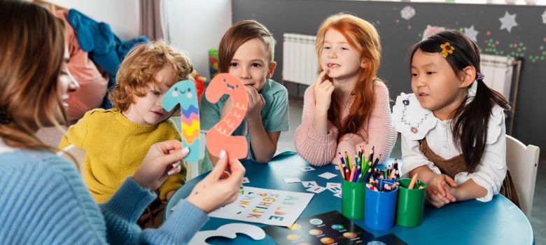 Pedagogika małego dziecka to kierunek studiów, który zyskuje na znaczeniu wśród młodych ludzi szukających sensu, stabilności i satysfakcji w pracy zawodowej. W dobie cyfryzacji oraz zmieniających się modeli wychowawczych coraz większą wagę przykłada się do jakości opieki i edukacji dzieci w wieku przedszkolnym oraz wczesnoszkolnym. Specjaliści w tej dziedzinie są nie tylko potrzebni, ale wręcz niezbędni. W artykule odpowiemy na pytanie, dlaczego warto studiować pedagogikę małego dziecka, jak wyglądają ścieżki kariery po tych studiach oraz jakie kompetencje można dzięki nim rozwinąć. Pasja do pracy z dziećmi Praca z małymi dziećmi to zajęcie wymagające ogromnej empatii, cierpliwości i zaangażowania. Jeśli od zawsze czujesz, że chcesz mieć wpływ na rozwój drugiego człowieka – pedagogika małego dziecka może być Twoim powołaniem. Kierunek ten pozwala połączyć pasję do pracy z dziećmi z profesjonalnym przygotowaniem dydaktycznym i psychologicznym. Podczas studiów zdobędziesz wiedzę m.in. z zakresu: • psychologii rozwojowej dziecka, • metod wczesnej edukacji, • pedagogiki przedszkolnej i wczesnoszkolnej, • teorii zabawy i terapii zajęciowej, • komunikacji z dzieckiem i rodziną. Taka interdyscyplinarność sprawia, że absolwenci tego kierunku są wszechstronnie przygotowani do pracy w zróżnicowanym środowisku. Umiejętności i perspektywy zawodowe Studia na kierunku pedagogika małego dziecka oferują nie tylko wiedzę teoretyczną, ale również bogaty program praktyk w placówkach edukacyjnych. Uczelnie często współpracują z przedszkolami, żłobkami, ośrodkami terapeutycznymi czy fundacjami. Dzięki temu studenci zdobywają doświadczenie zawodowe jeszcze przed uzyskaniem dyplomu. Po ukończeniu studiów możesz pracować jako: • nauczyciel przedszkola lub oddziału „zerowego”, • opiekun w żłobku lub klubie dziecięcym, • pedagog wspierający rozwój dziecka w instytucjach pozarządowych, • terapeuta zajęciowy lub asystent nauczyciela, • wychowawca w placówkach opiekuńczo-wychowawczych, • specjalista ds. edukacji w firmach szkoleniowych i wydawnictwach edukacyjnych. Niektóre uczelnie oferują również ścieżki przygotowujące do pracy z dziećmi o specjalnych potrzebach edukacyjnych, co dodatkowo poszerza zakres możliwych ról zawodowych. Stabilność zatrudnienia i rosnące zapotrzebowanie Zmieniające się przepisy prawa oświatowego oraz programy wspierające rozwój edukacji przedszkolnej sprawiają, że zapotrzebowanie na wykwalifikowanych pedagogów wciąż rośnie. Miejsca pracy znajdują się nie tylko w miastach, lecz także w mniejszych miejscowościach i na terenach wiejskich. Dodatkowo: • coraz więcej rodziców poszukuje prywatnych placówek o wysokim standardzie edukacyjnym, • rośnie liczba przedszkoli integracyjnych i terapeutycznych, • instytucje wspierające rozwój dziecka zatrudniają specjalistów z pedagogicznym wykształceniem do prowadzenia szkoleń, warsztatów i konsultacji. Dzięki temu studia pedagogiczne dają realne możliwości zatrudnienia tuż po ukończeniu nauki – bez konieczności wieloletniego zdobywania doświadczenia w innych zawodach. Rozwój osobisty i kompetencje przyszłości Pedagogika to także szkoła życia – uczysz się nie tylko, jak uczyć innych, ale również, jak rozwijać samego siebie. Studenci nabywają szereg kompetencji miękkich, które są wysoko cenione w wielu innych sektorach zawodowych: • umiejętność pracy zespołowej, • kreatywne rozwiązywanie problemów, • komunikacja interpersonalna, • zarządzanie emocjami i stresem, • organizacja pracy i zarządzanie czasem. W efekcie wielu absolwentów odnajduje się również w branży HR, marketingu społecznego, organizacjach NGO czy jako edukatorzy w firmach technologicznych oferujących rozwiązania dla dzieci. Dalsze możliwości kształcenia i rozwoju kariery Studia licencjackie z zakresu pedagogiki małego dziecka otwierają także drzwi do dalszego kształcenia: • studia magisterskie (np. pedagogika specjalna, terapia pedagogiczna, edukacja wczesnoszkolna), • kursy kwalifikacyjne i certyfikaty (np. Montessori, Metoda Dobrego Startu, integracja sensoryczna), • studia podyplomowe w zakresie zarządzania oświatą, coachingu edukacyjnego czy logopedii. Taka ścieżka pozwala zbudować bogaty i elastyczny profil zawodowy, który można dostosować do zmieniających się potrzeb rynku pracy. Podsumowanie Dlaczego warto studiować pedagogikę małego dziecka? Bo to kierunek, który łączy w sobie pasję, misję i konkretne możliwości zawodowe. Daje satysfakcję z pracy, która naprawdę ma znaczenie – wpływa na rozwój drugiego człowieka. To również zawód, który oferuje stabilność, bezpieczeństwo oraz różnorodne perspektywy rozwoju. Jeśli szukasz studiów, które pozwolą Ci zarówno pracować z sercem, jak i rozwijać się profesjonalnie – pedagogika małego dziecka to idealny wybór. 