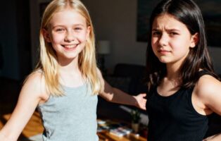 Empatia na korytarzach: jak rówieśnicy tworzą inkluzywną klasę?