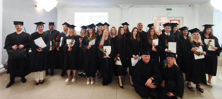26 czerwca 2026 roku na Wydziale Studiów Społecznych w Gdańsku Wyższej Szkoły Bezpieczeństwa odbyło się uroczyste Absolutorium – jedno z najważniejszych wydarzeń w roku akademickim 2025/2026. Był to wyjątkowy dzień pełen wzruszeń, radości i satysfakcji, stanowiący zwieńczenie wielu lat nauki, zaangażowania oraz wytrwałej pracy naszych studentów. Grono absolwentów zasiliły osoby, które ukończyły studia na kierunkach: Psychologia, Pedagogika, Bezpieczeństwo. Serdecznie gratulujemy wszystkim Absolwentom osiągnięcia tego ważnego etapu w życiu. Dziękujemy za wspólnie spędzone lata, aktywność oraz wkład w budowanie społeczności akademickiej Wyższej Szkoły Bezpieczeństwa. Życzymy Państwu powodzenia w dalszej karierze zawodowej, wielu sukcesów oraz odwagi w realizacji kolejnych planów i marzeń. Niech zdobyta wiedza i umiejętności stanowią solidny fundament przyszłych osiągnięć. Jeszcze raz składamy serdeczne gratulacje wszystkim Absolwentom!