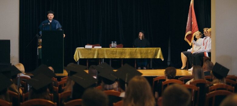 21 czerwca 2026 roku Dom Zdrojowy w Jastrzębiu-Zdroju ponownie stał się miejscem wyjątkowego spotkania społeczności akademickiej Wydziału Nauk Społecznych Wyższej Szkoły Bezpieczeństwa. Tego dnia studenci, ich rodziny, przyjaciele, wykładowcy oraz zaproszeni goście wspólnie świętowali osiągnięcie ważnego etapu na drodze edukacyjnej i zawodowej. Absolutorium to jedna z tych chwil, które na długo pozostają w pamięci. To nie tylko formalne podsumowanie okresu studiów, ale przede wszystkim okazja do refleksji nad drogą, którą każdy z uczestników przeszedł od momentu rozpoczęcia nauki. Drogą pełną wyzwań, nowych doświadczeń, zdobywanej wiedzy, ale również codziennej pracy, determinacji i konsekwencji w realizacji wyznaczonych celów. W wydarzeniu uczestniczyli przedstawiciele władz Wyższej Szkoły Bezpieczeństwa. Obecni byli Jego Magnificencja Rektor dr Andrzej Zduniak, Rektor dr Helena Marek, Dziekan Wydziału Nauk Społecznych mgr Mateusz Tkocz oraz Prodziekan mgr Ewelina Słomka. Wśród zaproszonych gości znaleźli się także przedstawiciele samorządu, służb mundurowych, placówek edukacyjnych oraz instytucji współpracujących z Uczelnią. Ich obecność była wyrazem uznania dla osiągnięć studentów, a jednocześnie potwierdzeniem silnych relacji, jakie Wydział Nauk Społecznych buduje z otoczeniem społecznym i zawodowym. Szczególnym momentem było wręczenie kart absolutoryjnych. Dokumenty potwierdzające ukończenie kolejnego etapu kształcenia przekazywali studentom Dziekan Wydziału Nauk Społecznych mgr Mateusz Tkocz oraz Prodziekan mgr Ewelina Słomka. Każdemu wręczeniu towarzyszyły gratulacje, uśmiechy oraz brawa najbliższych, którzy przez cały okres studiów wspierali swoich bliskich w realizacji edukacyjnych ambicji. Podczas spotkania nie zabrakło również wyróżnień dla osób, które w szczególny sposób zaznaczyły swoją obecność w społeczności akademickiej. Dyplomy uznania otrzymały Monika Filasek oraz Weronika Weber. Było to podziękowanie za zaangażowanie, aktywność oraz postawę, która może stanowić inspirację dla innych studentów. W imieniu studentów głos zabrały Karolina Nosal oraz Aleksandra Jasiak. W swoich wystąpieniach podziękowały władzom uczelni, wykładowcom i pracownikom za wsparcie, życzliwość oraz atmosferę sprzyjającą rozwojowi. Ich słowa przypomniały, że studia to nie tylko zdobywanie kwalifikacji zawodowych, ale także czas budowania relacji, odkrywania własnych możliwości i zdobywania doświadczeń, które pozostają na całe życie. Ważnym elementem wydarzenia było również wystąpienie przedstawicielki kadry dydaktycznej. Dr Patrycja Zielonka-Rduch zwróciła uwagę na znaczenie wytrwałości, odwagi w podejmowaniu nowych wyzwań oraz gotowości do dalszego rozwoju. Jej słowa były nie tylko podsumowaniem wspólnie przebytej drogi, ale również inspiracją do świadomego kształtowania własnej przyszłości. W przemówieniach władz uczelni wielokrotnie podkreślano, że współczesny świat potrzebuje ludzi potrafiących współpracować, komunikować się, rozumieć potrzeby innych i odpowiedzialnie podejmować decyzje. To właśnie takie kompetencje coraz częściej decydują o sukcesie zawodowym, niezależnie od branży czy zajmowanego stanowiska. Zakończenie oficjalnej części spotkania nie oznaczało końca emocji. Tradycyjny rzut biretami stał się symbolicznym zwieńczeniem lat nauki i wywołał wiele radości zarówno wśród studentów, jak i ich bliskich. Był to moment, który doskonale oddawał atmosferę całego dnia – dumę z osiągniętego celu, wdzięczność za wspólnie spędzony czas i nadzieję związaną z kolejnymi wyzwaniami. Tegoroczne Absolutorium po raz kolejny pokazało, że Wydział Nauk Społecznych w Jastrzębiu-Zdroju jest miejscem, w którym wiedza akademicka spotyka się z praktyką, a indywidualne podejście do studenta łączy się z wysokimi wymaganiami i troską o jego rozwój. To właśnie tutaj powstaje przestrzeń sprzyjająca zdobywaniu nowych kompetencji, wymianie doświadczeń oraz budowaniu relacji, które często stają się początkiem dalszej współpracy zawodowej. Szczególne znaczenie ma fakt, że absolwenci i studenci uczestniczący w tegorocznym Absolutorium reprezentowali kierunki odpowiadające na współczesne potrzeby społeczne i zawodowe. Psychologia oraz bezpieczeństwo publiczne należą dziś do obszarów, których znaczenie systematycznie rośnie. Kompetencje zdobywane podczas studiów pozwalają nie tylko lepiej rozumieć otaczającą rzeczywistość, ale również aktywnie wpływać na jej kształtowanie. To sprawia, że absolwenci Wydziału Nauk Społecznych z powodzeniem odnajdują się w wielu sektorach życia publicznego, społecznego i gospodarczego, potwierdzając wartość wykształcenia zdobytego w murach uczelni. Wszystkim studentom serdecznie gratulujemy osiągnięcia tego ważnego etapu. Życzymy, aby zdobyta wiedza, doświadczenie oraz nawiązane relacje stały się solidnym fundamentem dalszych sukcesów. Niech odwaga, determinacja i gotowość do rozwoju towarzyszą w realizacji kolejnych planów, a czas spędzony na Wydziale Nauk Społecznych pozostanie źródłem inspiracji i dobrych wspomnień na długie lata.